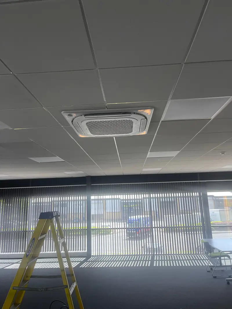 Ceiling cassette air conditioning for offices Four-way ceiling cassette air conditioning unit in the suspended ceiling of a York office
